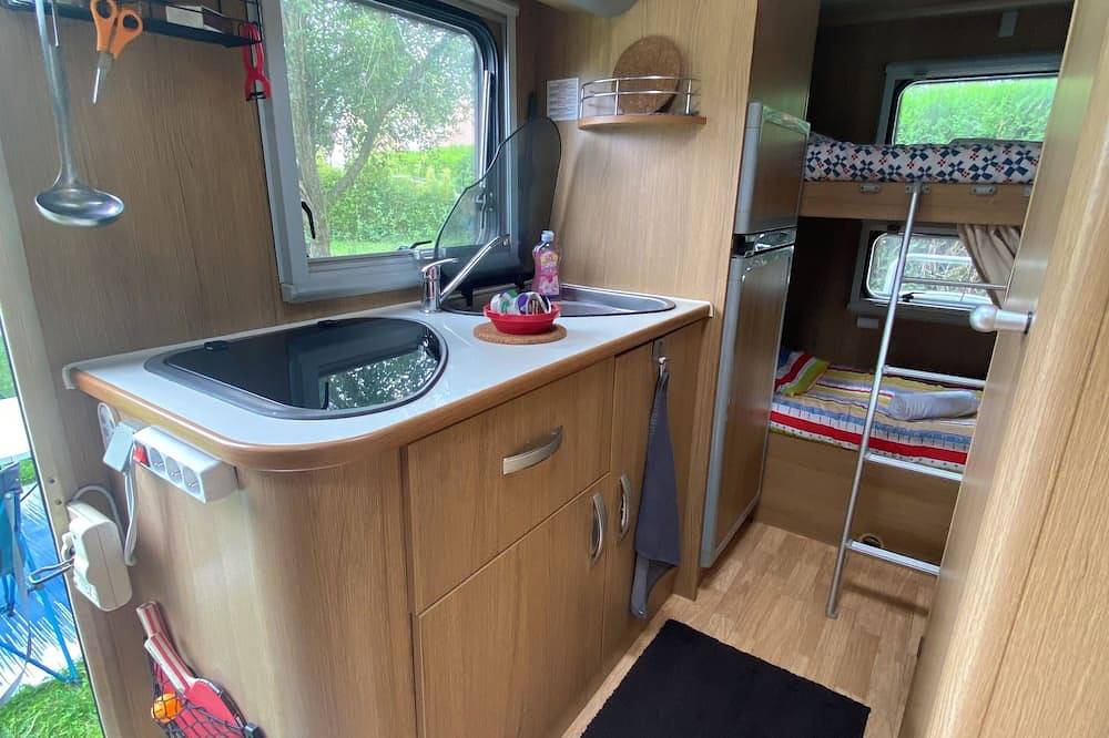 Camping Car au Charme de la Forêt with garden Forêt Trois Pignons on foot. in Le Vaudoué, Parc naturel régional du Gâtinais français