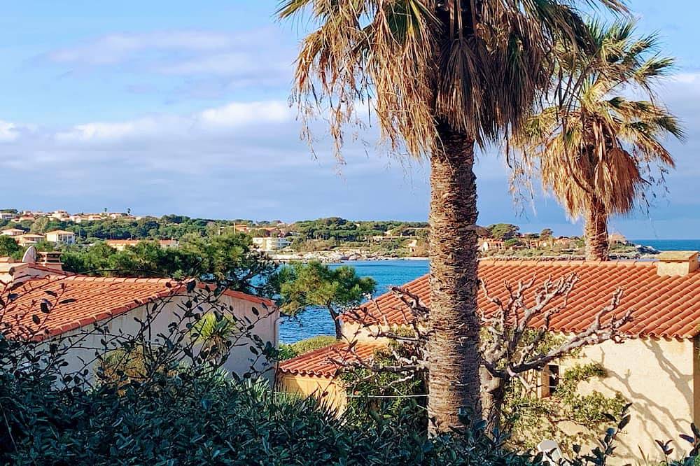 Entire apartment, Garden level, sea view, 1-minute walk from a peaceful cove in Sant Ambroggio, Lumio