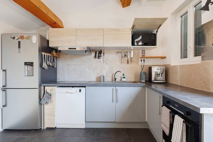 Entire apartment, Apartment 'Appartement Terrasse Sur Le Port' with Private Terrace, Balcony and Wi-Fi in La Seyne-sur-Mer, Mediterranean Coast (France)