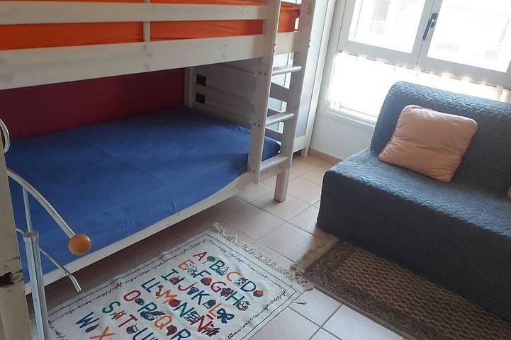 Entire apartment, Holiday apartment directly on the beach, family-friendly, well-maintained complex with pool in Torredembarra, Costa Dorada