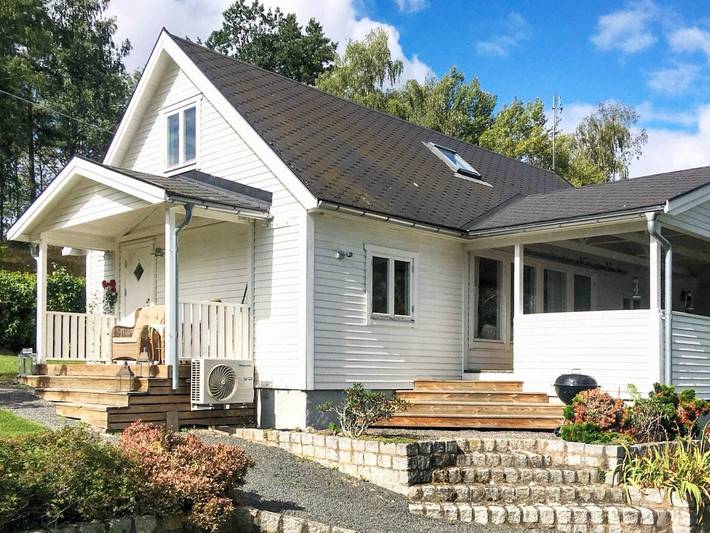 Ferienhaus für 8 Personen, mit Terrasse und Garten sowie Sauna und Seeblick