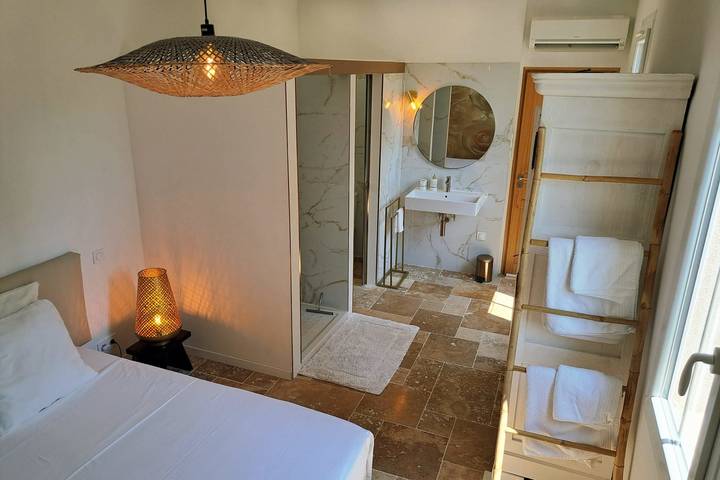 Gîte pour 2 personnes, avec Terrasse ainsi que Jardin et Piscine à Grasse - 2