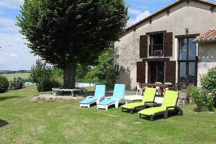 Location de vacances pour 8 personnes, avec jardin et piscine à Lusignac