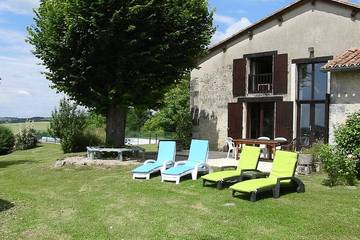 Gîte pour 8 personnes, avec piscine et jardin à Lusignac