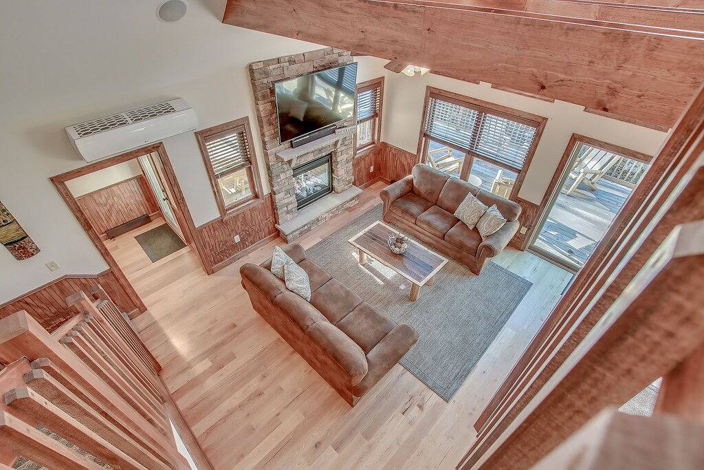 \"Summit\" hat gerade das ultimative Luxusferienhaus gebaut. Blick auf Big Boulder. in Hickory Run State Park