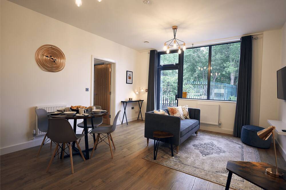 Apartamento entero, Robin-Moderno-Apartamento-Baño Privado-Vista a la Calle in Hungerford, Berkshire