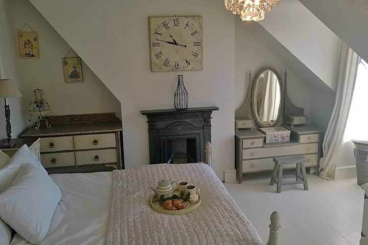 Entire apartment, Nestleton: Breakfast on the balcony or snuggle around the fire-dogs welcome too in Swanage, Dorset