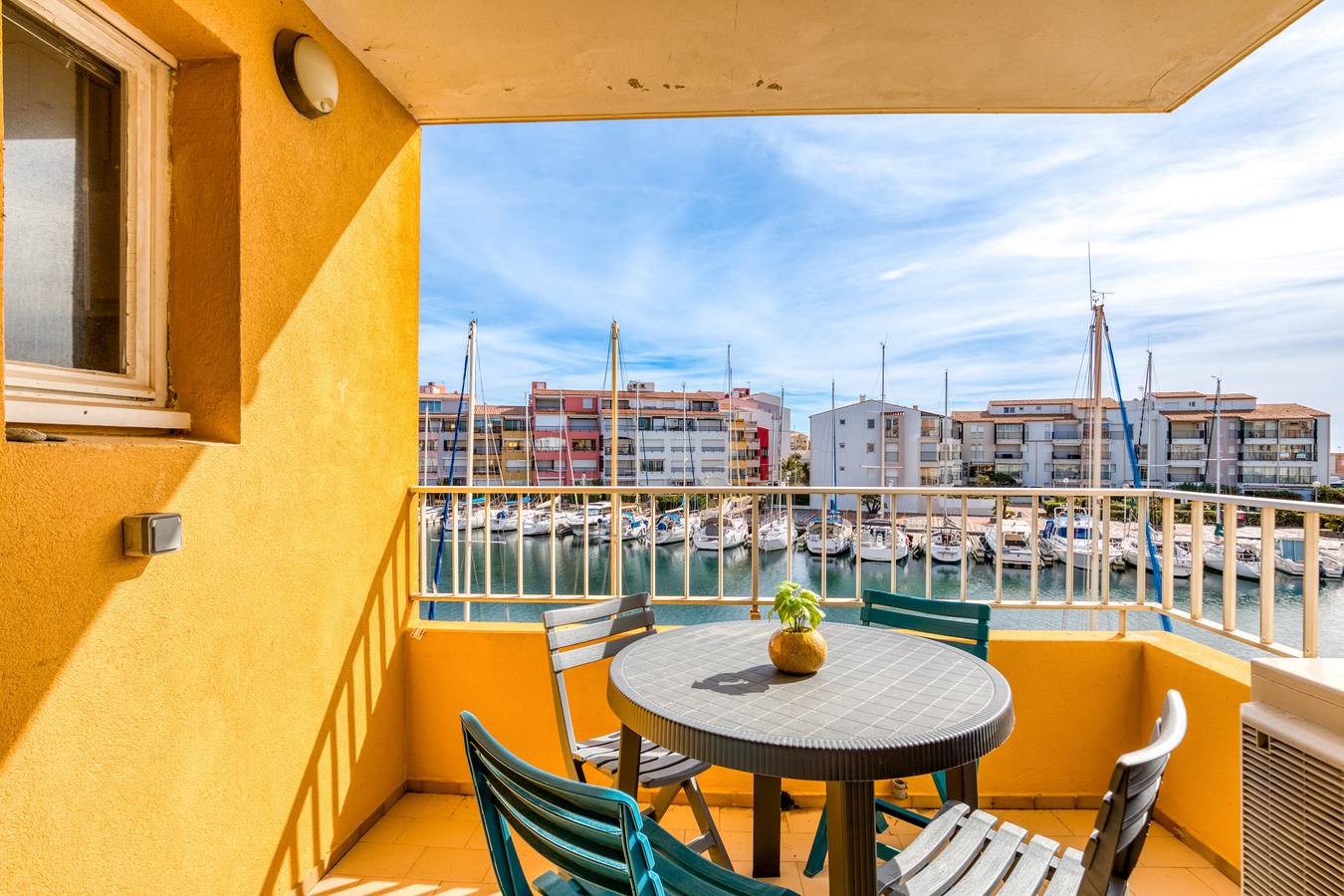 Appartement entier, Appartement 'Super Sur L Ile Des Pêcheurs' avec vue sur la mer, terrasse privée et climatisation in Cap d'Agde, Agde