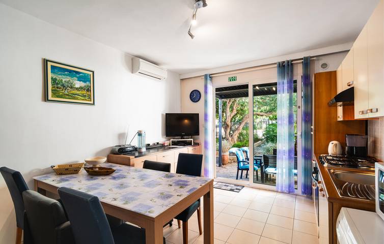 Appartement de vacances entier, Charmant appartement avec terrasse, Wi-Fi et accès à la plage à 2 km in Supetar, Brac