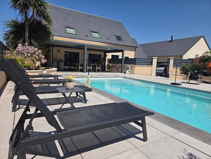 Location de vacances pour 8 personnes, avec Terrasse et Piscine à Saint-Aubin-d'Arquenay
