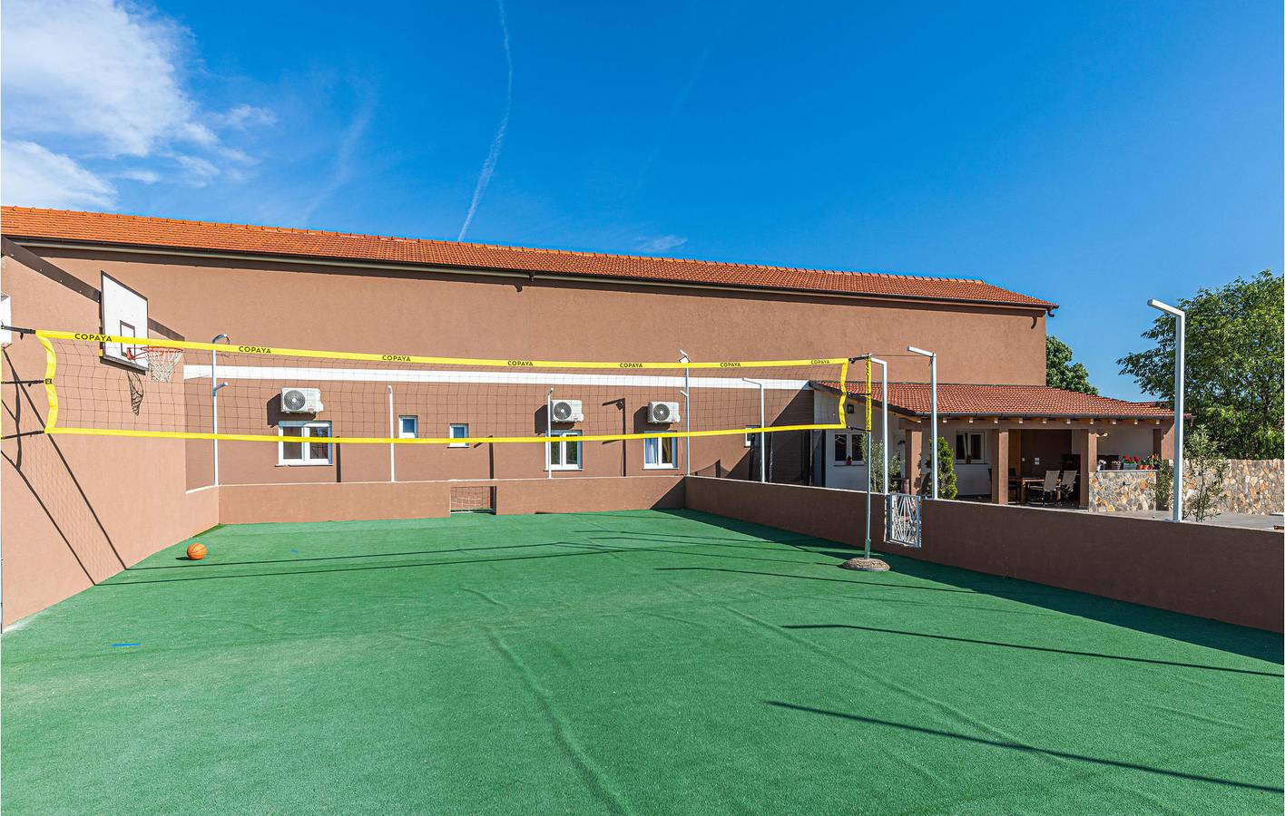 Geräumige 2-Zimmer-Wohnung mit Pool, WLAN und Parkplatz in Dalmatinisches Zagora