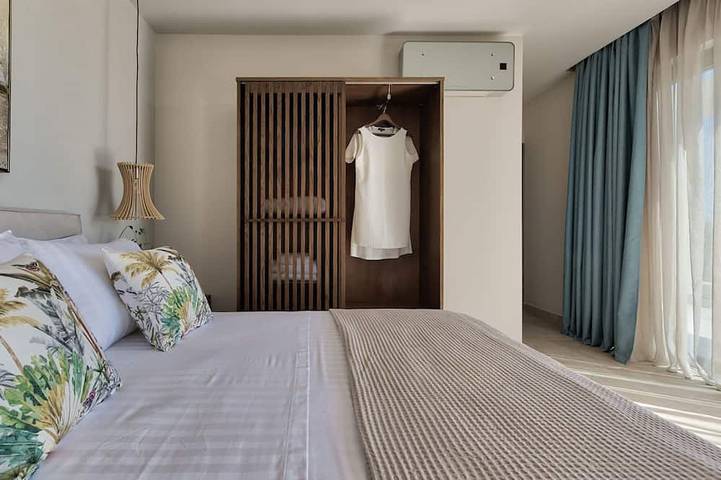 Delight Luxury 5 bedroom Villa with private pool in Pantokratoras, Zante