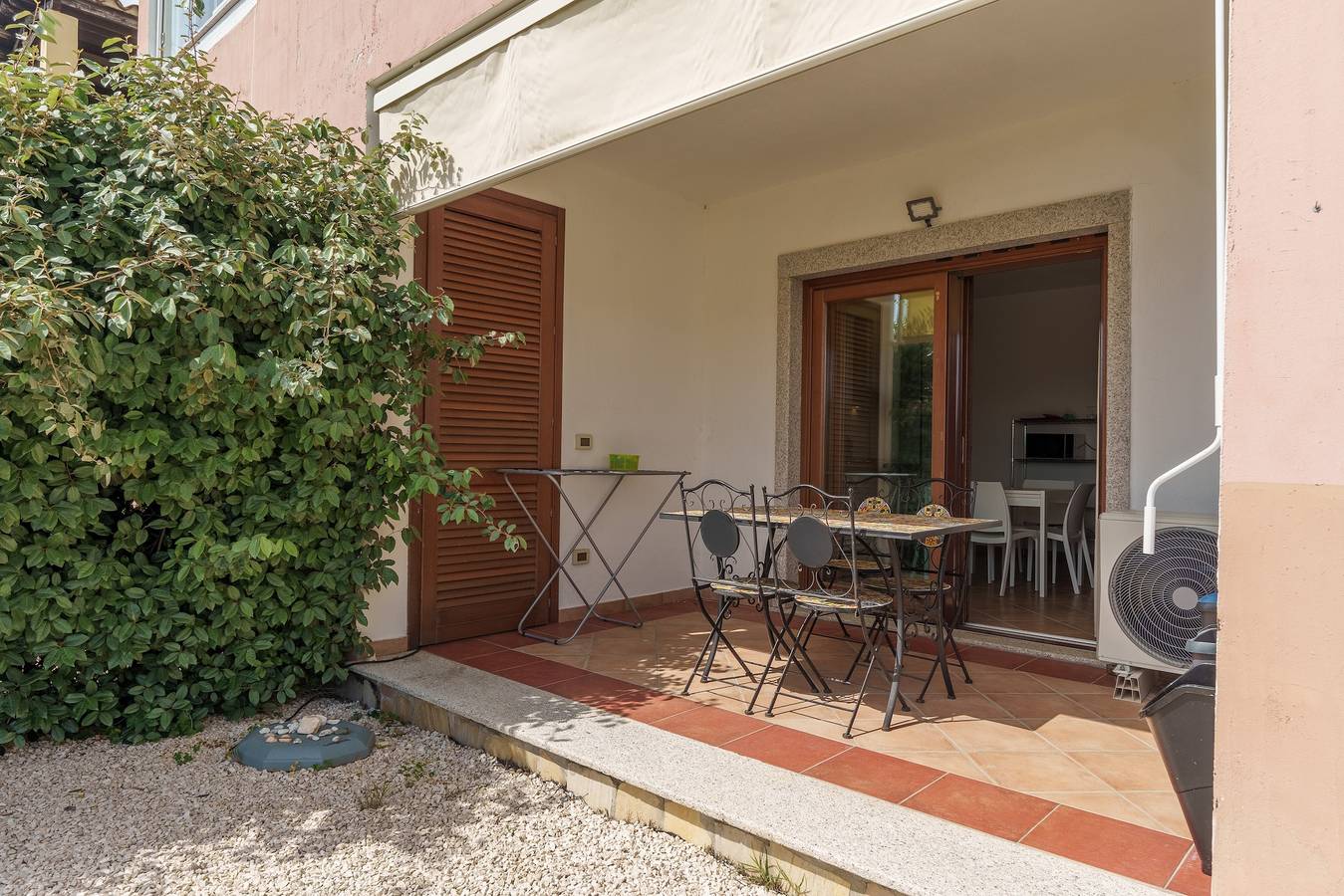 Entire apartment, Apartment 'Casa Vacanze Scirocco' with Shared Terrace, Wi-Fi and Air Conditioning in Murta Maria, Gallura