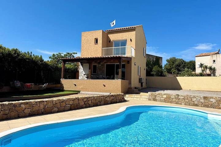Villa pour 8 personnes, avec piscine ainsi que balcon et jardin à Lumio