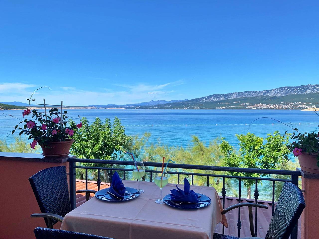 Entire holiday apartment, Holiday flat near the beach in Silo (Krk), Krk