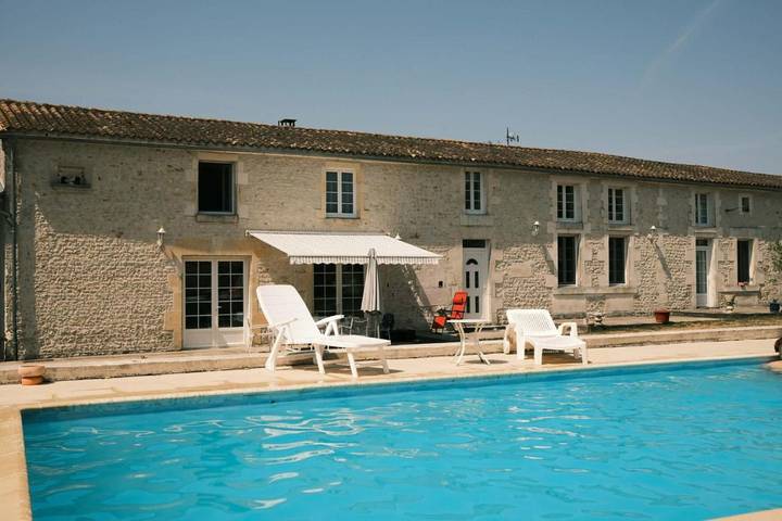 Location de vacances pour 3 personnes, avec vue ainsi que piscine et jardin à Saint-Palais-du-Né