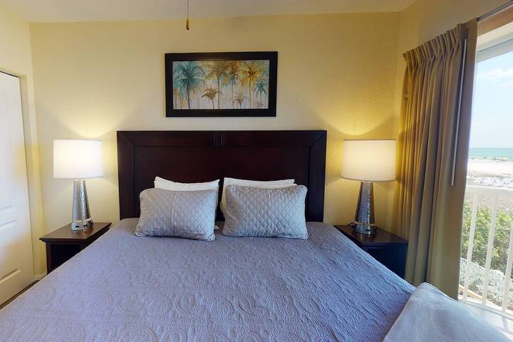 Vacation rental for 6 people, with balcony and hot tub as well as pool in Treasure Island