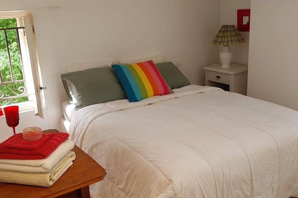 Bed and Breakfast 'La Lagune' con terraza compartida, jardín privado y Wi-Fi in Saint-André-de-Cubzac, Región de Blaye