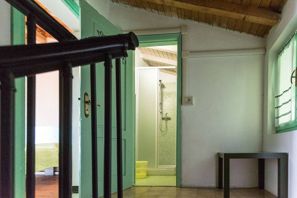 Geheel appartement, Green Twee kamers, ontspannen in het uitzicht op het platteland en ongeëvenaarde, prive zwembad in Castelnuovo Magra, Italiaanse Rivièra