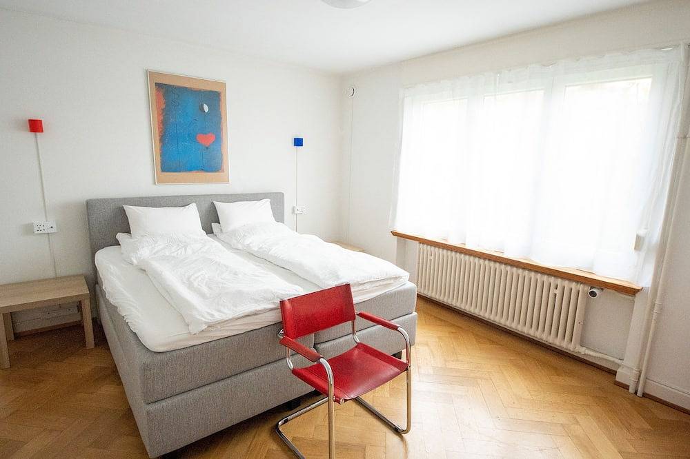Entire apartment, Sunny & Stylish 3 Bedroom Apartment, 20 min from city centre. 1st Floor. in Zurich, Zurich district