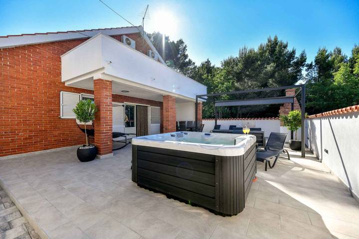 Ferienhaus für 8 Personen, mit Whirlpool und Garten