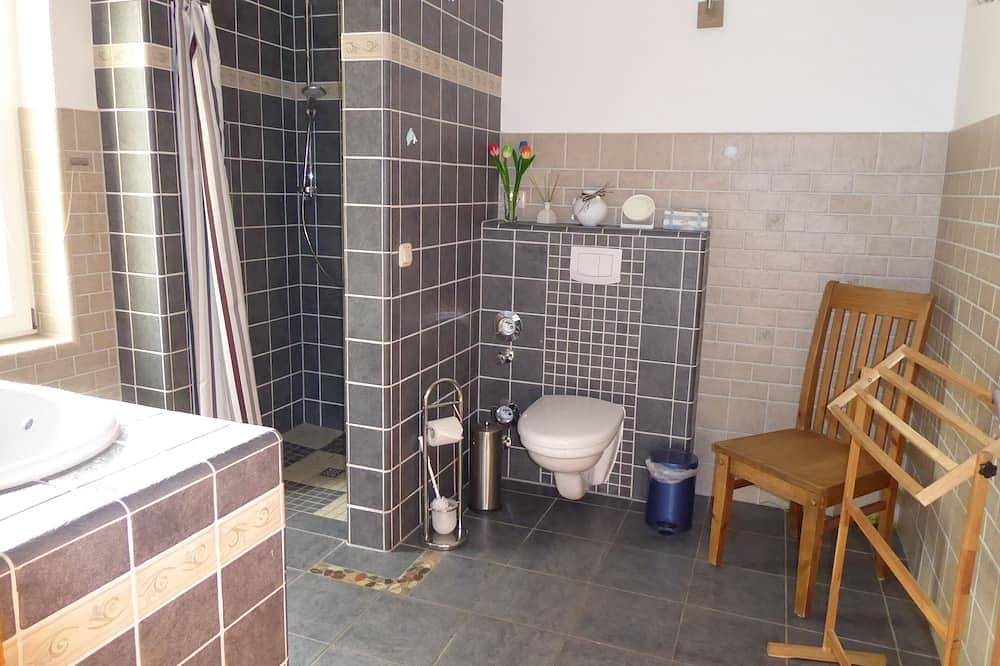 Ganze Wohnung, Ferienwohnung Ostseewald: idyllische Lage, Strand 7km, nahe Karls Erlebnishof! in Wiethagen, Rostock
