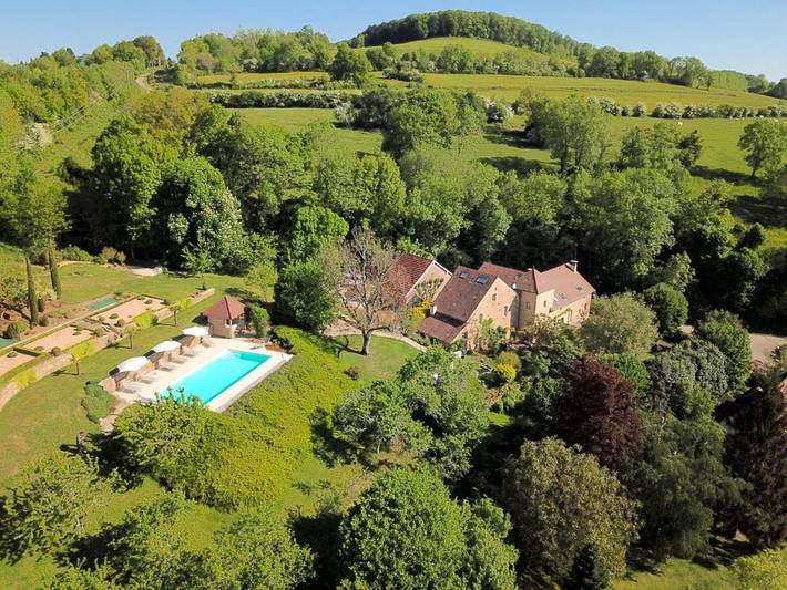 Location de vacances pour 5 personnes, avec terrasse et vue ainsi que piscine et jardin à Montoillot