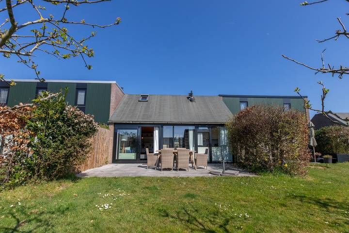 Ferienwohnung für 4 Personen, mit Balkon und Terrasse sowie Garten und Pool in Westenschouwen