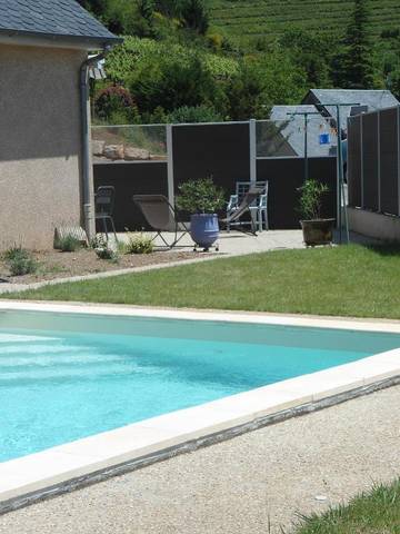 Location de vacances pour 2 personnes, avec piscine et jardin ainsi que terrasse et vue à Marcillac-Vallon