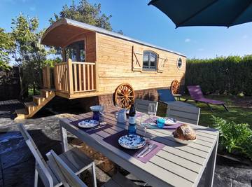 Gîte pour 4 personnes, avec terrasse et sauna ainsi que jardin et jacuzzi dans le Finistère