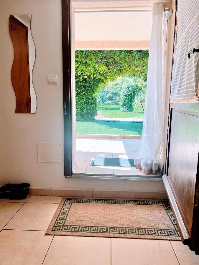 Chambre et salle de bain privé s'ouvrant sur terrasse, jardin et cuisine d'été in Quillan, Parc naturel régional Corbières-Fenouillèdes