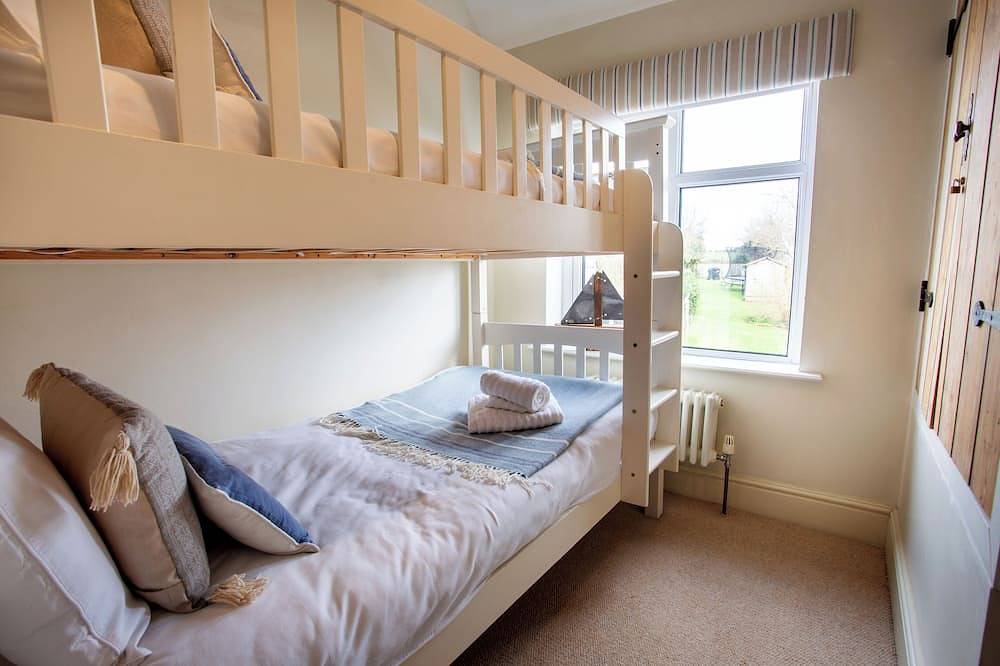 Highly appointed pet & family friendly cottage with private parking & garden. in Hinderwell, North York Moors National Park