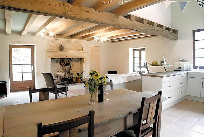 Gîte pour 11 personnes, avec piscine à Hautefaye