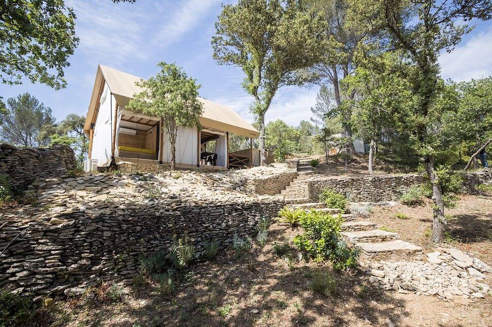 Family lodge with swimming pool for 6 to 7 people in the middle of the Garrigue in Castillon-du-Gard, Region de Nimes
