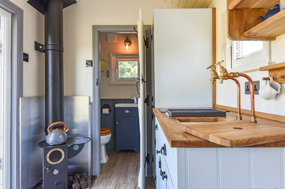 A lodge/cabin that sleeps 2 guests  in 1 bedroom - 3 nights for the price of 2 nights in July! in Ringwood, Hampshire
