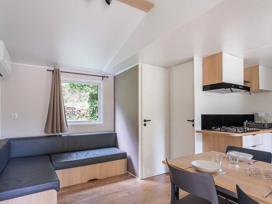 Camping du Château de l'Hom  - Mobilhome 6 personnes - Mobil-home | Comfort | 2 Ch. | 4/6 Pers. | Terrasse surélevée | Clim. | Tv in Saumane, Parc national des Cévennes