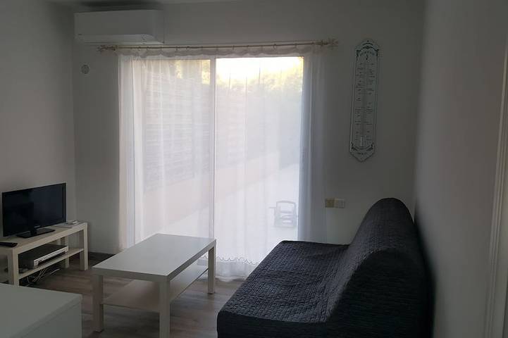 Entire apartment, Quiet studio near Aubagne in La Penne-sur-Huveaune, Mediterranean Coast (France)