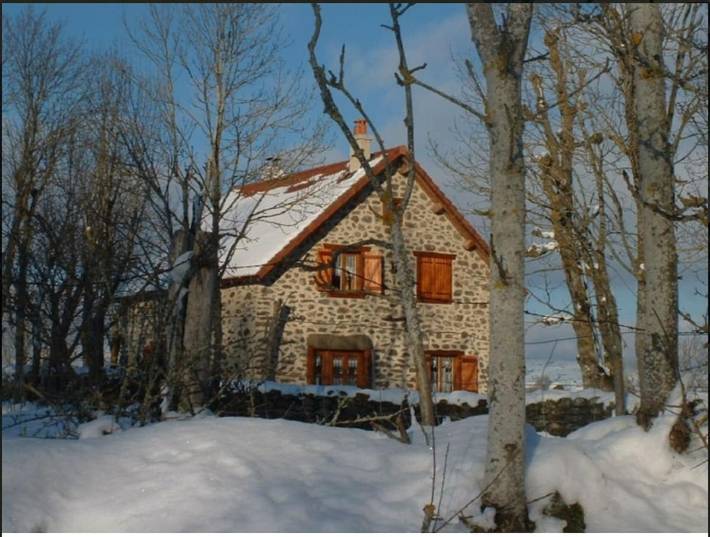 Location de vacances pour 6 personnes, avec terrasse et jardin à Coltines