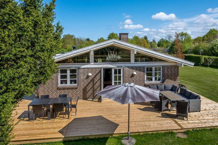 Ferieudlejning for 7 personer, med have og terrasse, husdyr tilladt i Dronningmølle