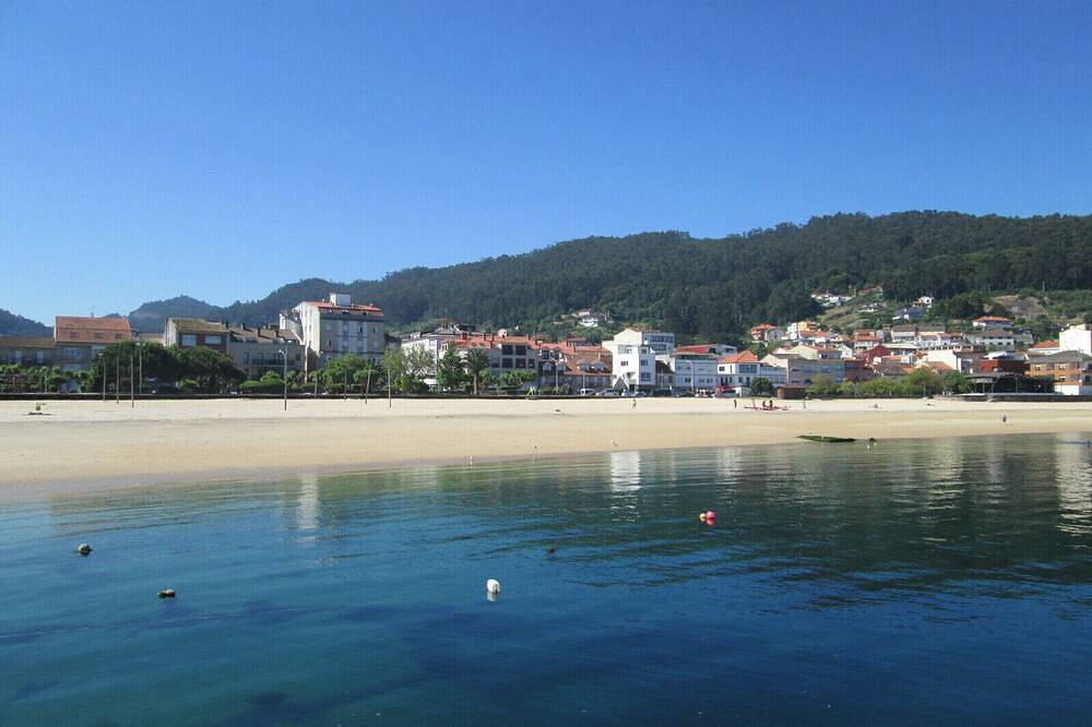 Apartamento entero, Bueu: Apartamento vistas al mar y al campo a 300m. de la playa, 5 personas, wif in Bueu, Rias Baixas