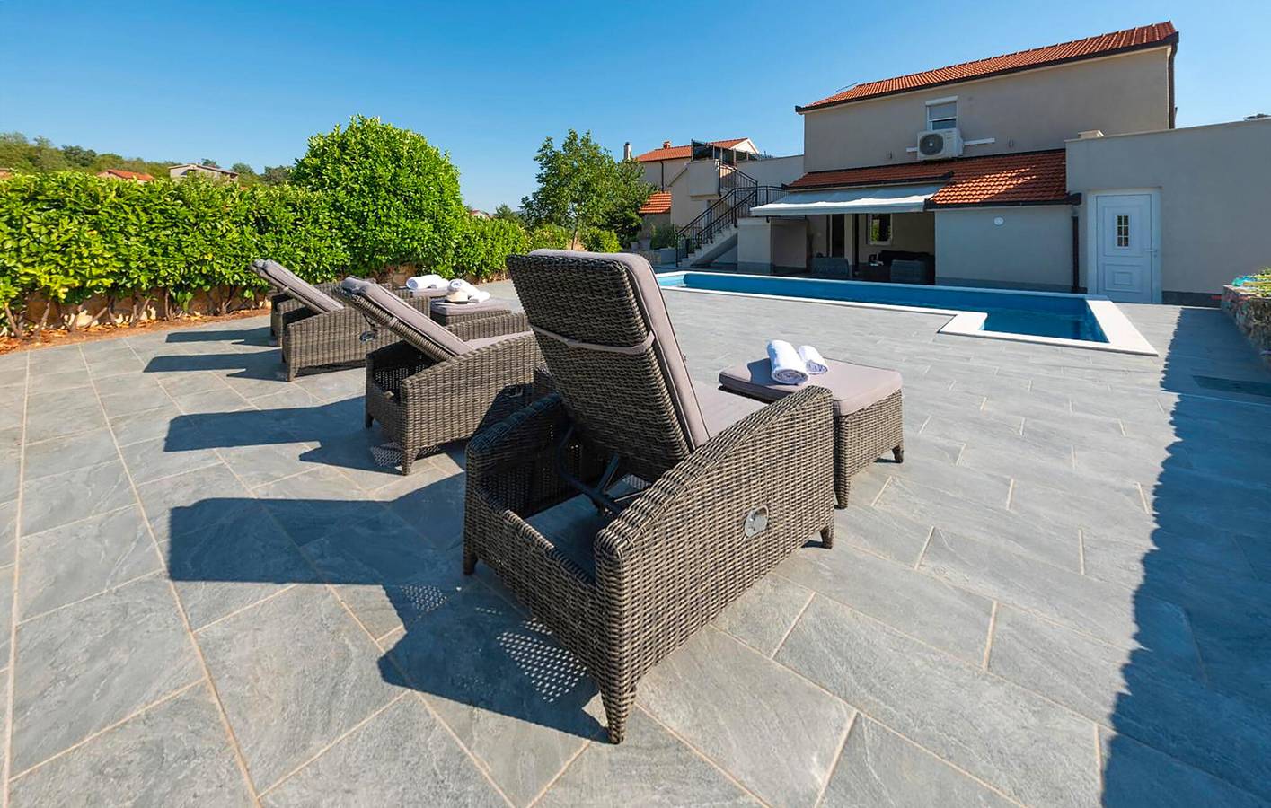 Gemütliches Apartment mit Pool, WiFi & Parkplatz in Dalmatinisches Zagora