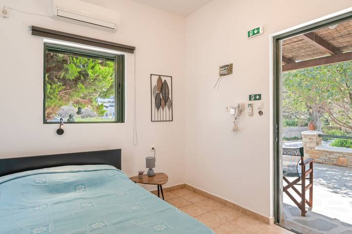 Entire studio, Studio Apartment 'Mouria B' with Sea View, Wi-Fi and Air Conditioning in Kythnos