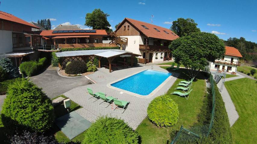 Pension voor 2 personen, with terras and zwembad as well as tuin and uitzicht op het meer in Tsjechië