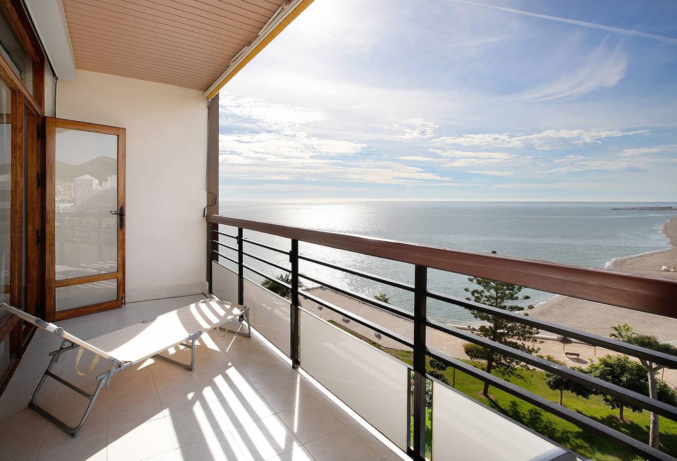 Appartement entier, Appartement 'Première Ligne Vue Panoramique' avec vue sur la mer, Wi-Fi et climatisation in La Carihuela, Torremolinos