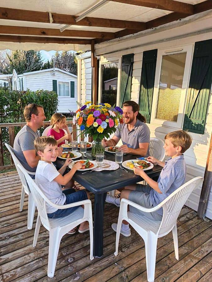 Camping pour 6 personnes, avec Terrasse ainsi que Jardin et Piscine à La Roque-d'Anthéron - 2