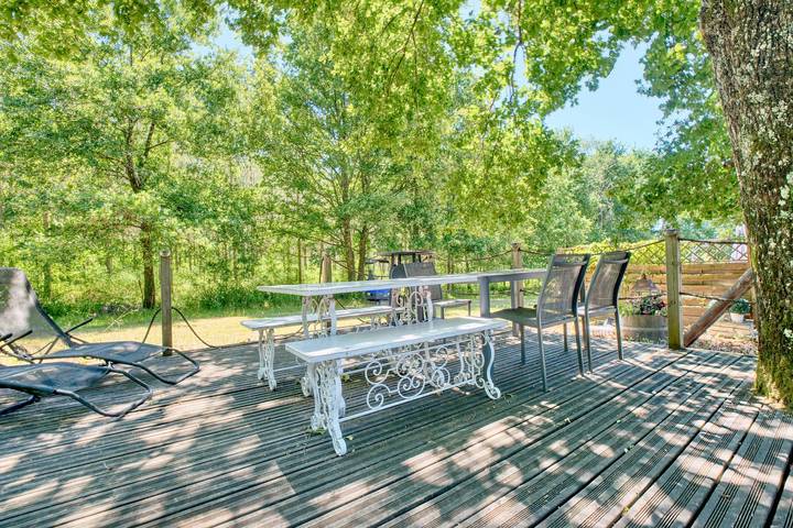 Appartement entier, Appartement "Stag" avec piscine partagée, Wi-Fi et climatisation in Bergerac, Périgord Pourpre