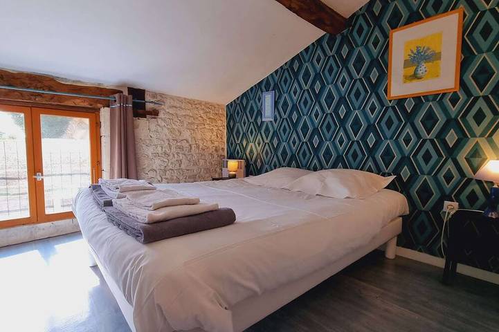 Location de vacances pour 10 personnes, avec terrasse ainsi que jardin et piscine à Saint-Just-Luzac - 3