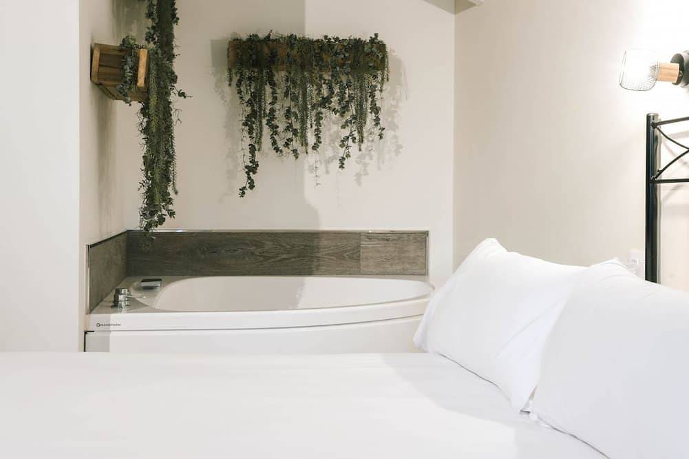 Appartement entier, Special studio for couples with double whirlpool tub and balcony. in Villaverde de Pontones, Ribamontán al Monte