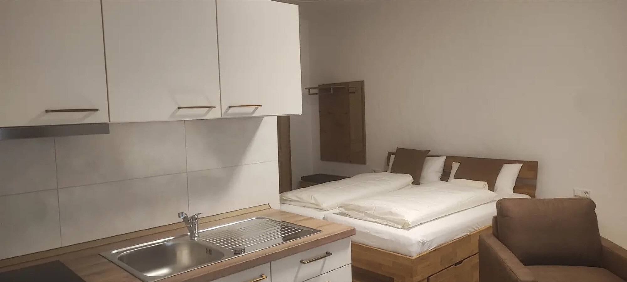 Apartment in A Hotel 'Einhorn' with Mountain View, Shared Terrace and Wi-Fi in Schwäbisch Gmünd, Albsteig Stage 6