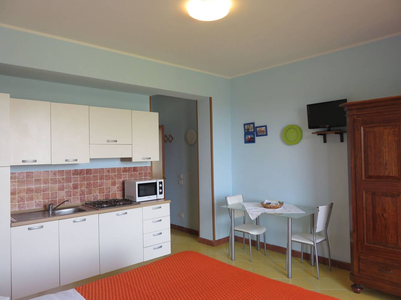 Entire apartment, Einzimmerwohnung mit Terrasse in Acireale, Catania Province